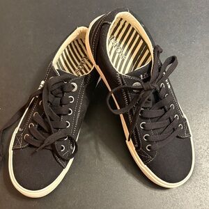 Taos Black Canvas Lace-Up Sneakers
